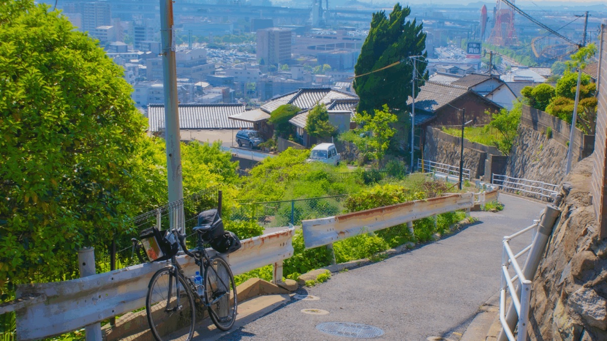 坂の上の住宅地と幅の狭い道路