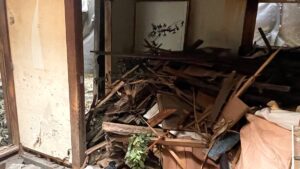解体で崩れた壁材が積み上がった室内