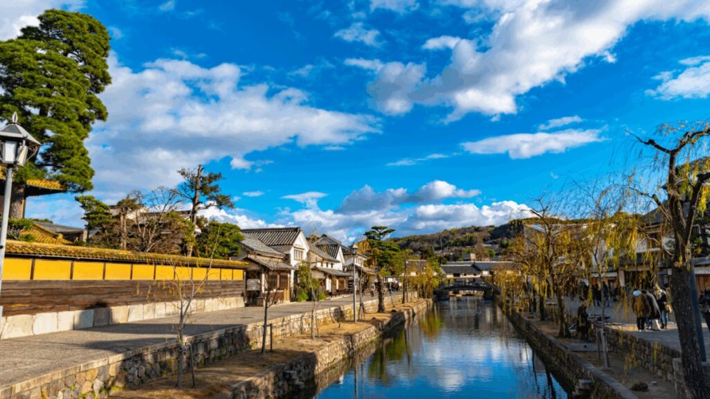 川沿いに蔵が並ぶ古い町並み