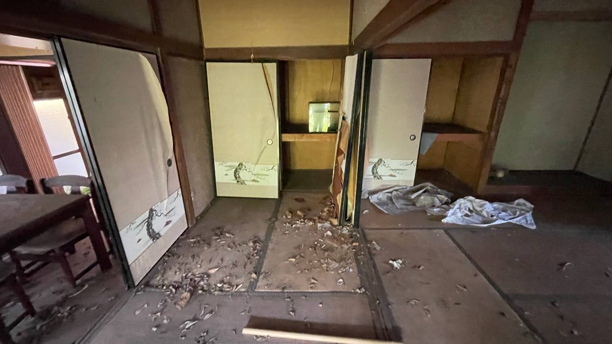 襖が外れ床に破片が散乱した和室