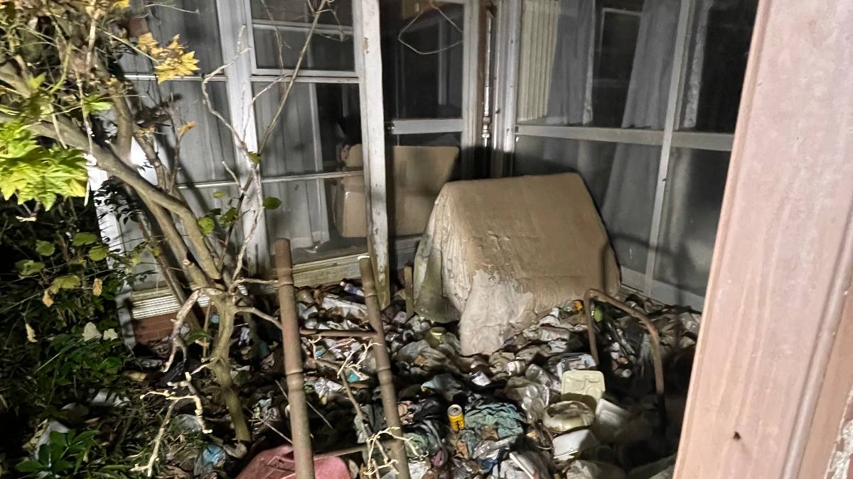 ガラス張りの部屋に大量の物が積まれた様子