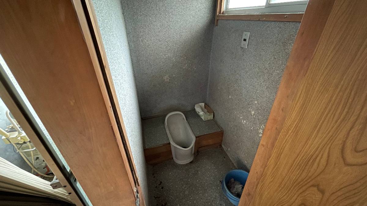 和式の汲み取り式トイレが残る古い住宅