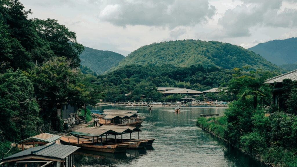 山に囲まれた川と船着き場