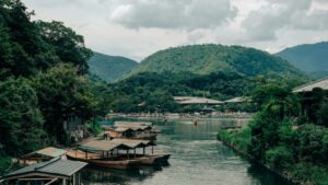 山に囲まれた川と船着き場
