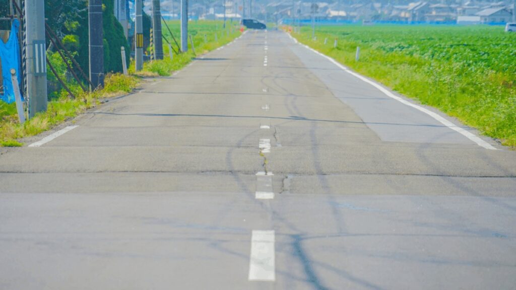 田園地帯を通る舗装道路