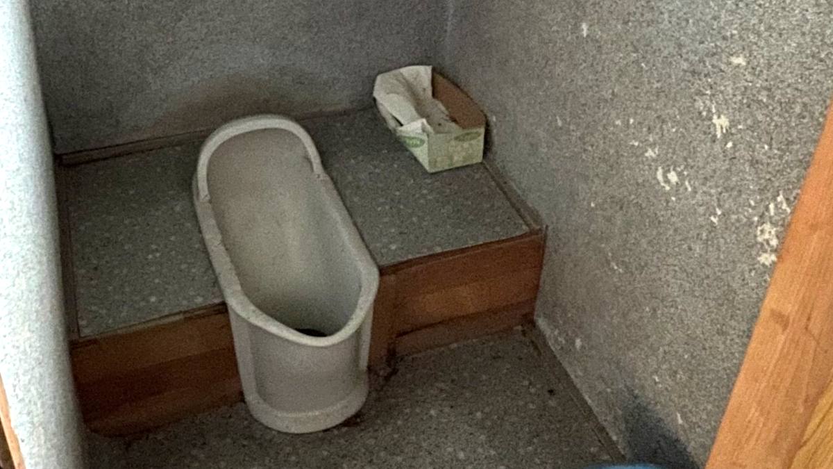 古い和式便器が残るままの手洗い場